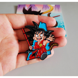 Pin Gokú Niño Con Báculo Broche Metálico Pins Mochila Dbz