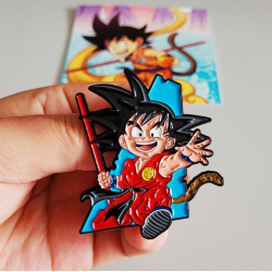Pin Gokú Niño Con Báculo Broche Metálico Pins Mochila Dbz