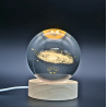 Lámpara Bola De Cristal LED Diseño De Galaxia Con Base De Madera 8 Cm