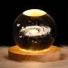 Lámpara Bola De Cristal LED Diseño De Galaxia Con Base De Madera 8 Cm