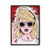 Pin Taylor Swift fondo rojo