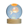 Lámpara Bola De Cristal LED Diseño De Astronauta Subiendo A La Luna Con Base De Madera 8 Cm